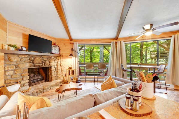 Fernseher, Kamin, Bücher