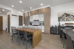 Réfrigérateur, un four, surface de cuisson, lave-vaisselle