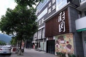 Un bâtiment doté d’une façade moderne, de grandes fenêtres et d’une devanture avec une enseigne.