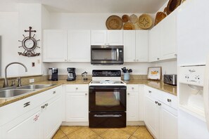 ثلاجة، ميكروويف، فرن، موقد طهي مسطح