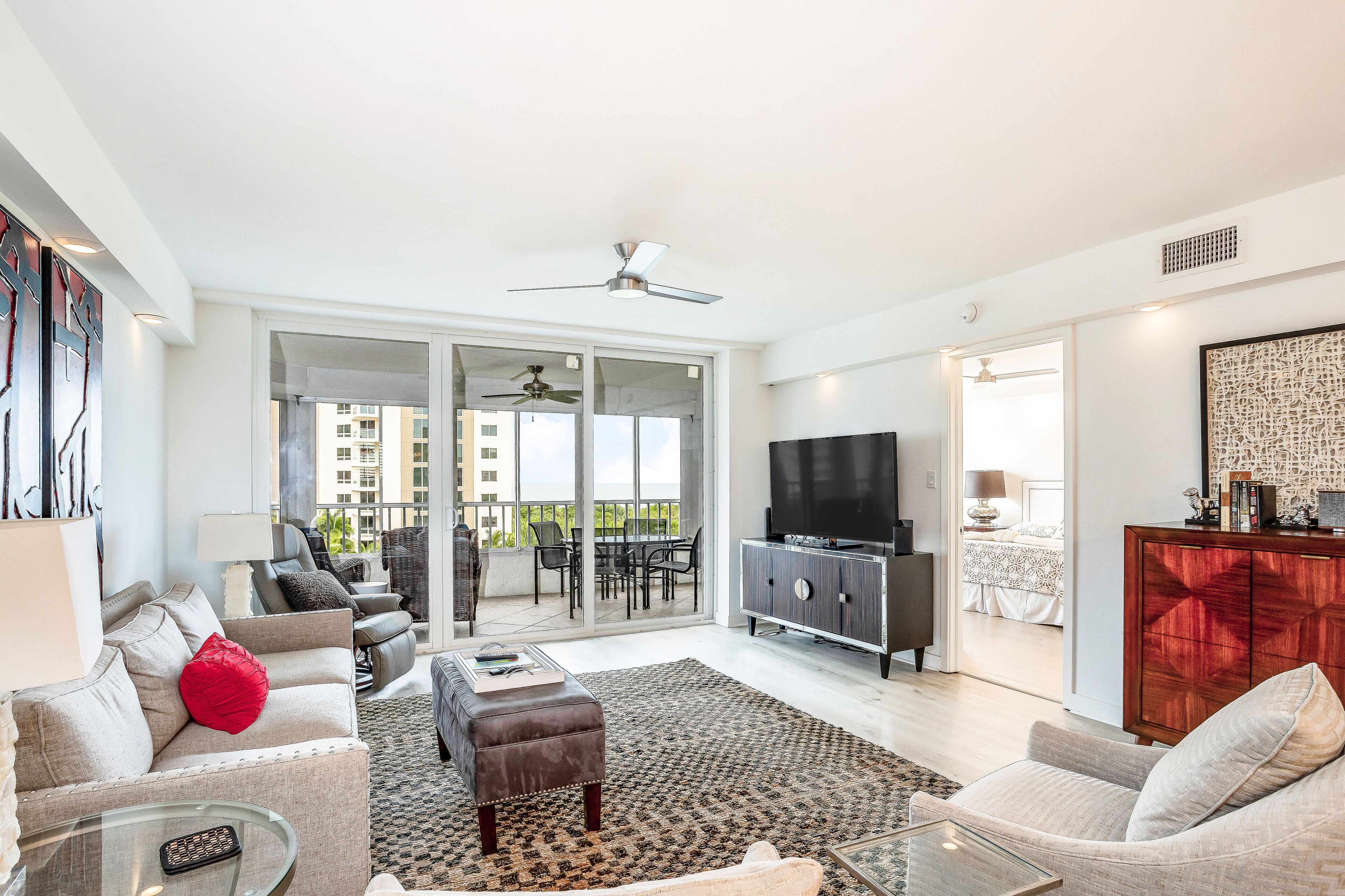 Luxury condo with beach access, pool, amazing views, W/D & AC- snowbird-friendly