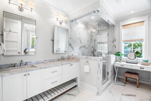 Ensemble baignoire-douche, séchoir à cheveux, serviettes fournies