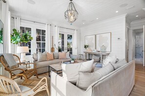 TV - Palm Filled Paradise at Petite Palm / Golf Cart / 3 Min Walk to Beach / Community Pool / 4 Bikes (Santa Rosa Beach)