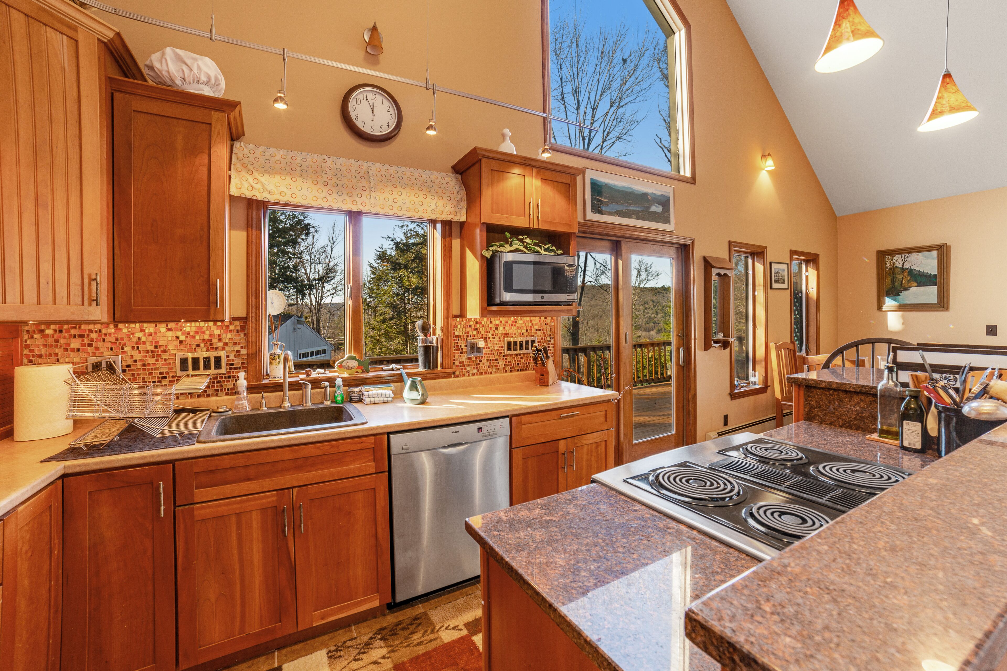 Beautiful home with fireplace, W/D & AC - near Main Street & Simon Pearce in Quechee, United States