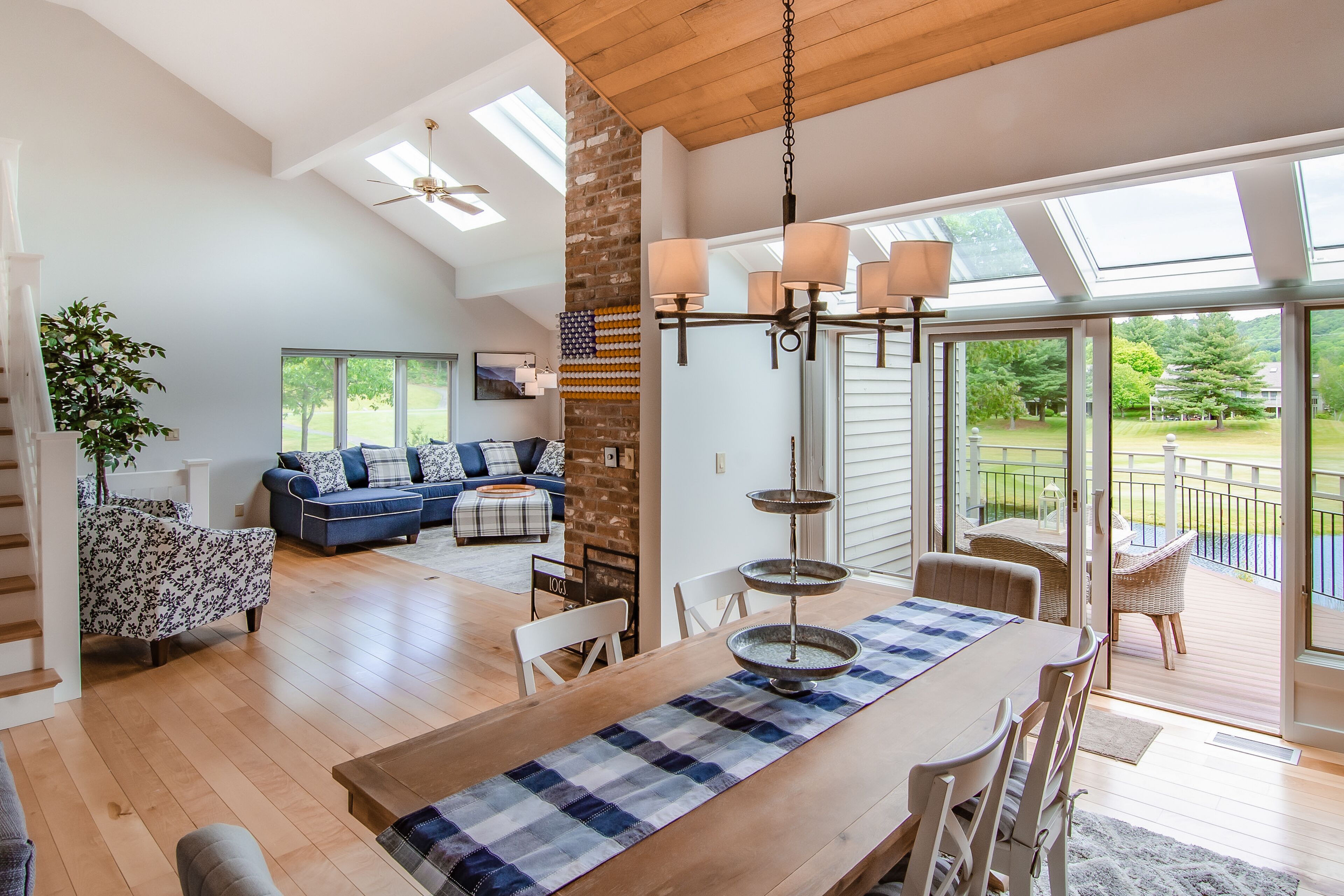 Fox Hollow home with golf views - steps to Lake Pinneo - central AC & fireplace in Quechee, United States