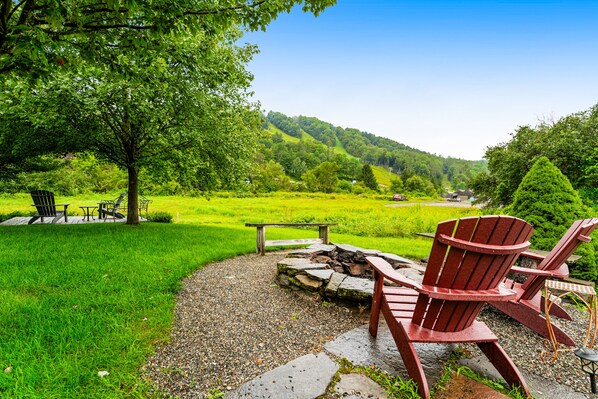 Terrace/patio - Perfect Vermont guesthouse getaway with mountain views & firepit - walk to lifts (Woodstock)