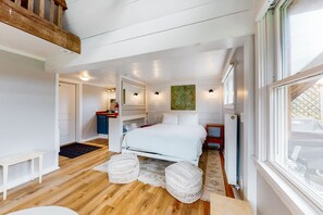 Internet, bed sheets - Perfect Vermont guesthouse getaway with mountain views & firepit - walk to lifts (Woodstock)