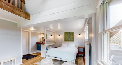 Perfect Vermont guesthouse getaway with mountain views & firepit - walk to lifts