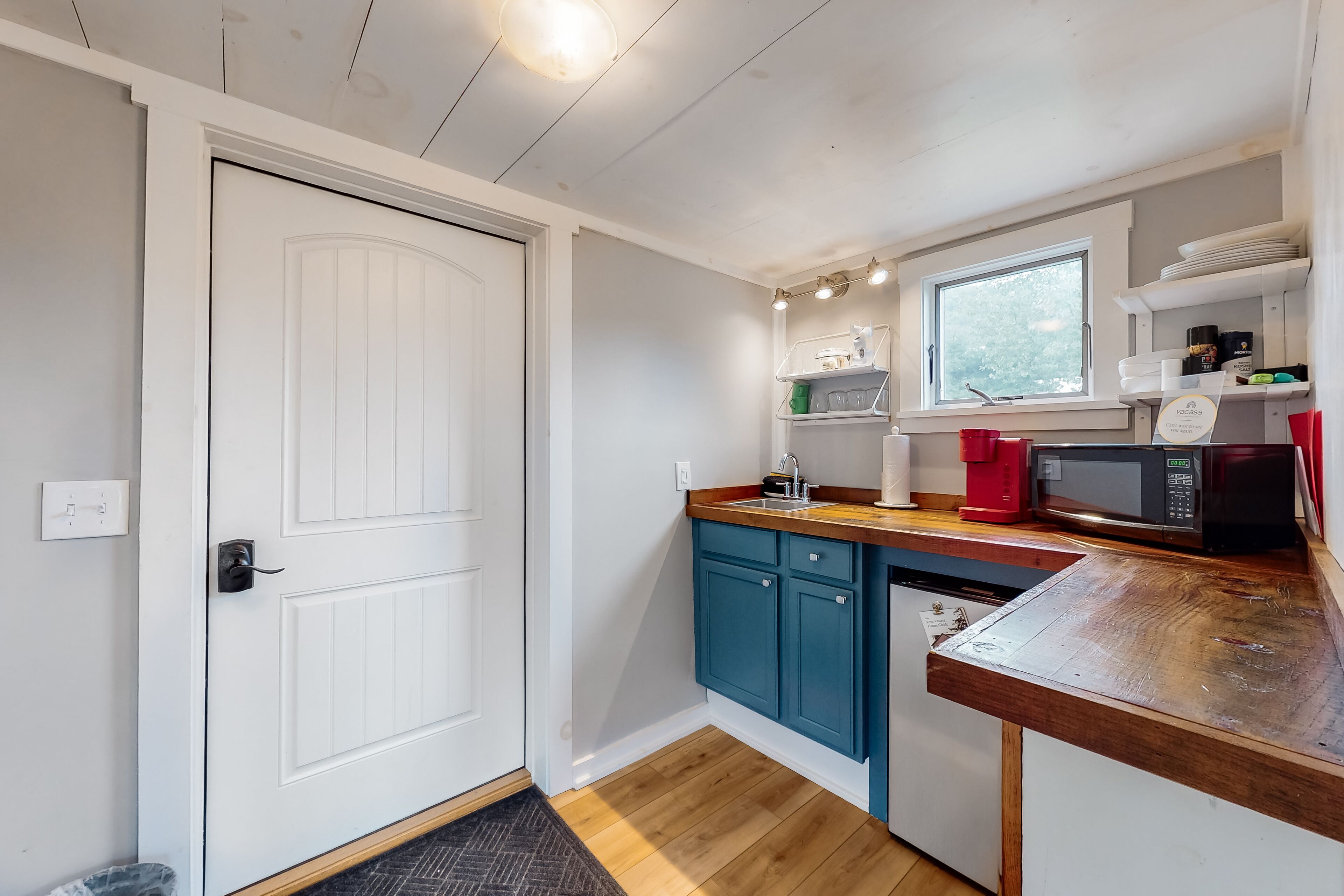 Réfrigérateur, micro-ondes, cafetière/bouilloire