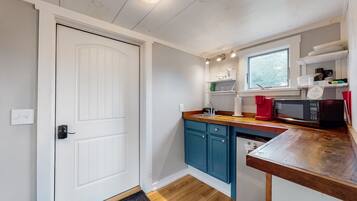 Réfrigérateur, micro-ondes, cafetière/bouilloire