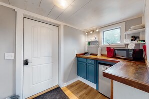 Fridge, microwave, coffee/tea maker, cookware/dishes/utensils - Perfect Vermont guesthouse getaway with mountain views & firepit - walk to lifts (Woodstock)