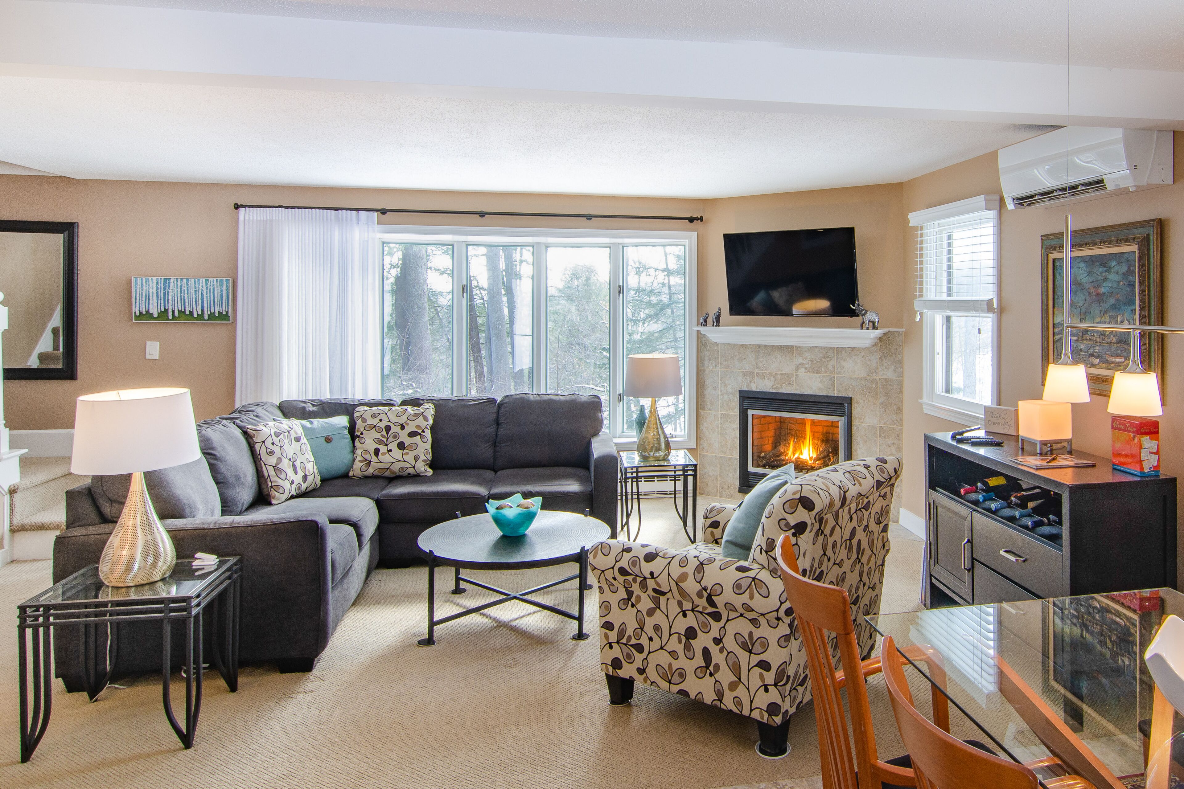 Corner townhome with mountain views, gas fireplace & AC - Quechee Club access