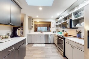 Frigorifero, microonde, forno, piano cottura