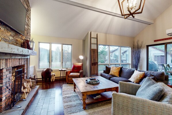 TV, caminetto, videogiochi