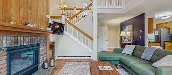 Deere Run townhouse with private sauna - pool & tennis - walk to Lake Pinneo