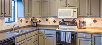 Quechee Ski Area condo on the ski trail - mountain views & AC