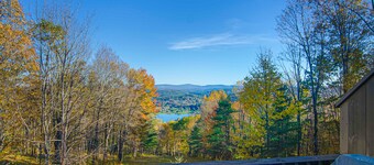 Quechee Ski Area condo on the ski trail - mountain views & AC