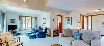 Saltbox townhome with AC, fireplace & deck - near Quechee Club, golf & ski