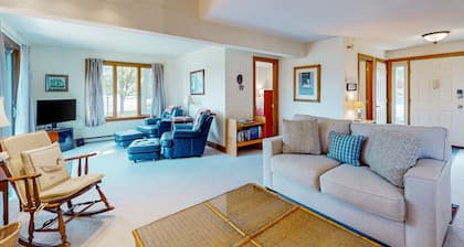 Saltbox townhome with AC, fireplace & deck - near Quechee Club, golf & ski