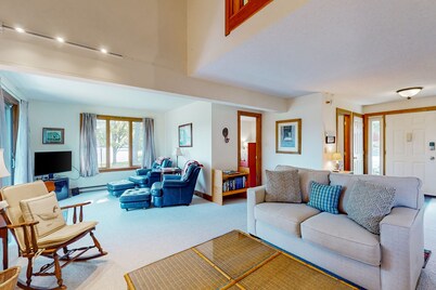 Saltbox townhome with AC, fireplace & deck - near Quechee Club, golf & ski