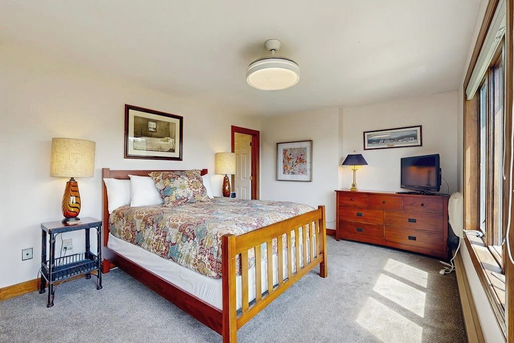 3 bedrooms, iron/ironing board, internet, bed sheets