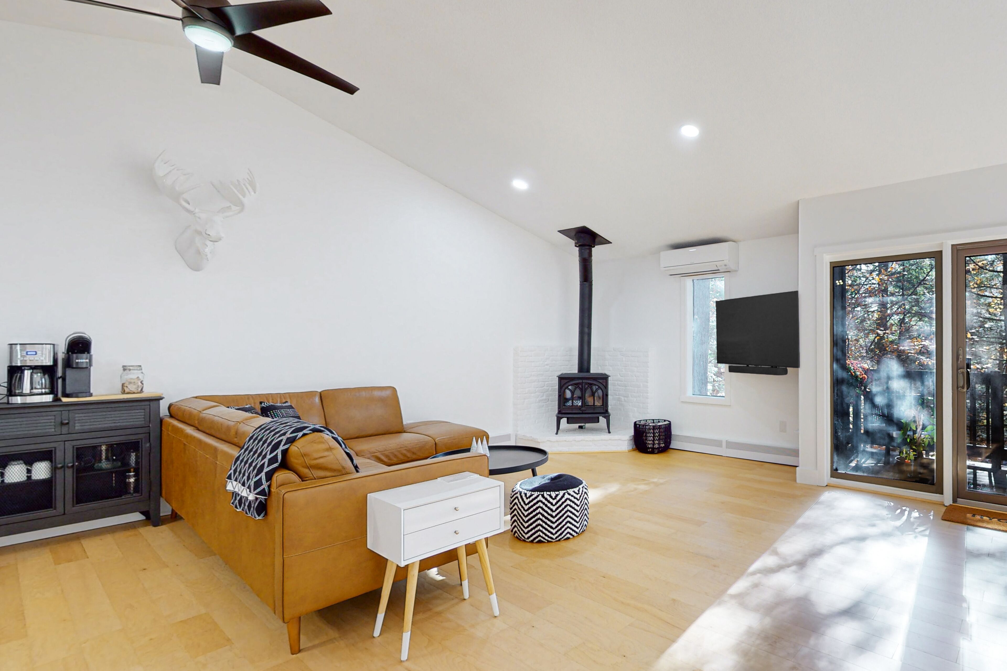 Luxe townhome with view, fireplace, washer/dryer & AC - near Quechee Main Street in Quechee, United States