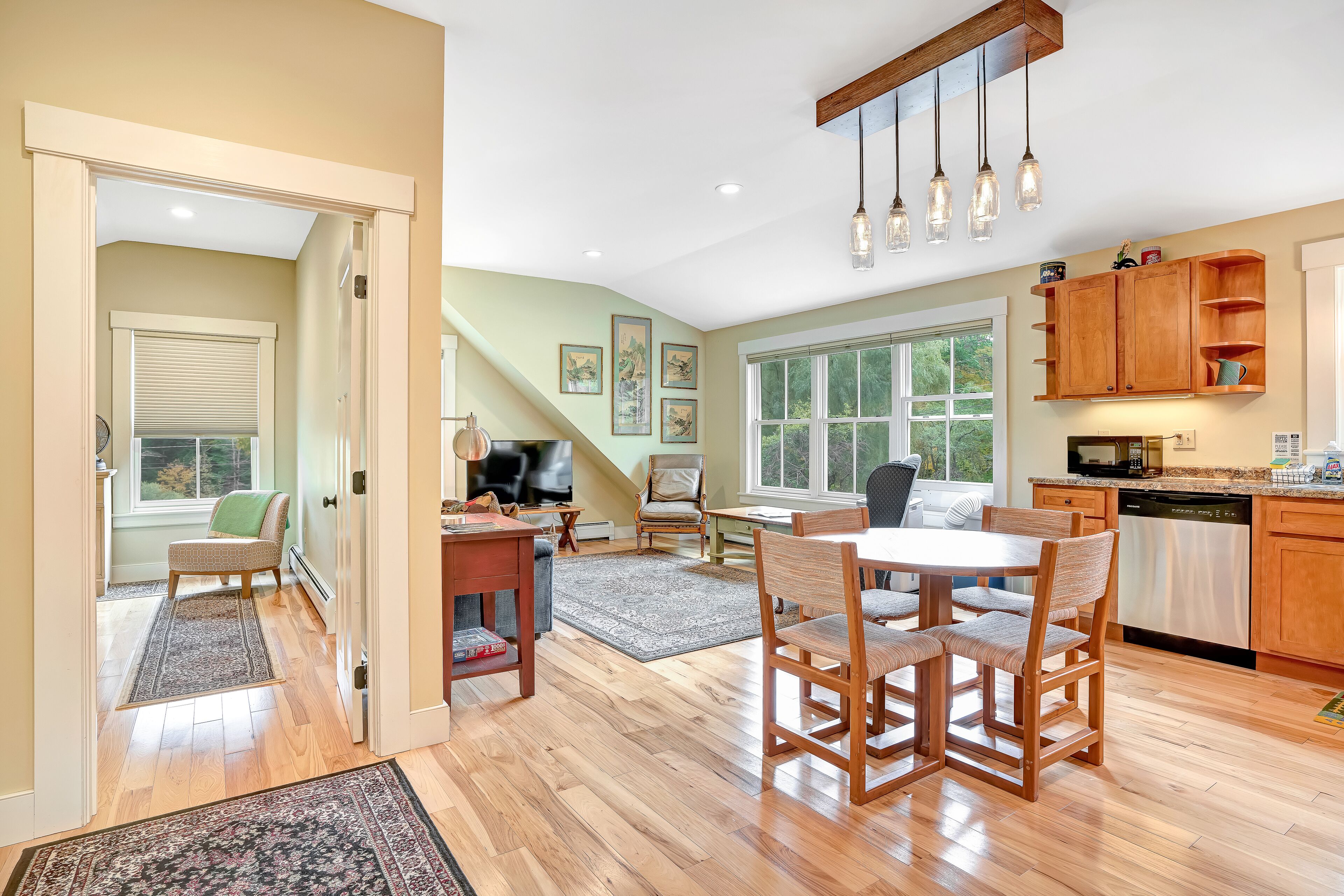 Hartland/Woodstock Hideaway with sunlit spaces, high ceilings & full kitchen in Hartland, United States