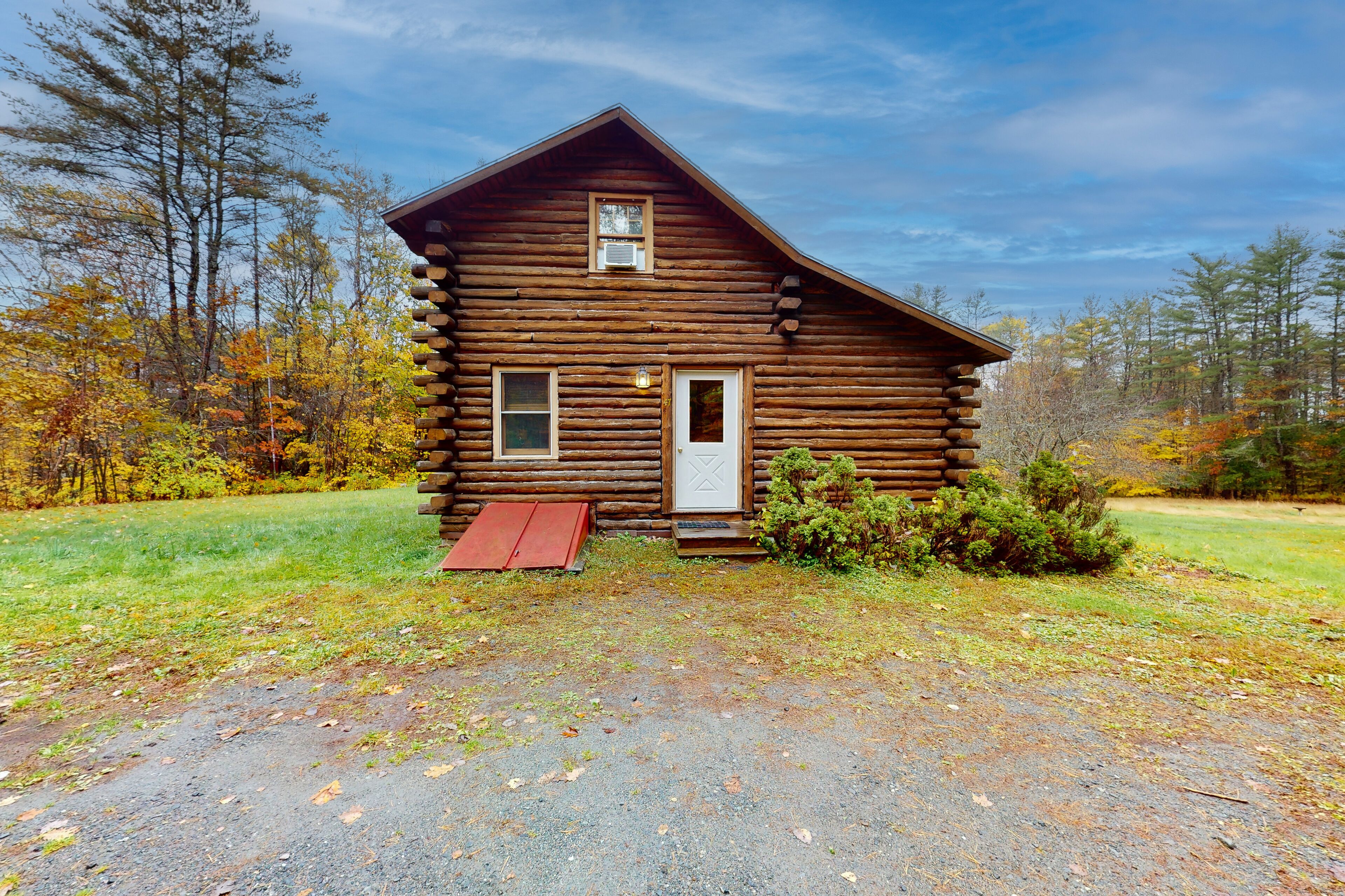 Amazing cabin on 12 acres with AC, jetted tub & woodstove - dog-friendly in Hartland, United States