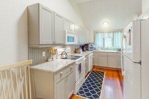 Jääkaappi, mikroaaltouuni, uuni, liesi