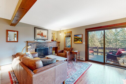 Updated townhome with excellent Green Mountains views - AC, office