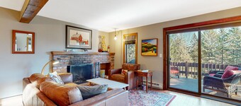 Updated townhome with excellent Green Mountains views - AC, office