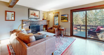 Updated townhome with excellent Green Mountains views - AC, office