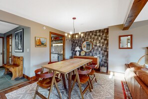 Dining - Updated townhome with excellent Green Mountains views - AC, office (Quechee)
