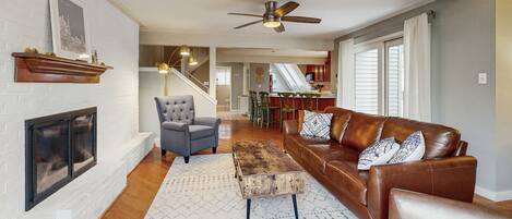 Una televisión, una chimenea, libros