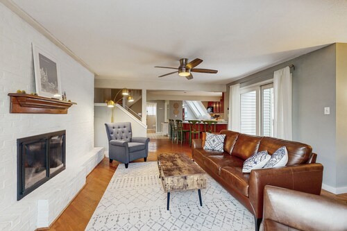 Quechee Ski Hill condo - walk to lifts - fireplace, mountain views, W/D