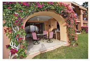 Outdoor dining - Cabo San Lucas Beachfront Condo (San Jose Del Cabo)