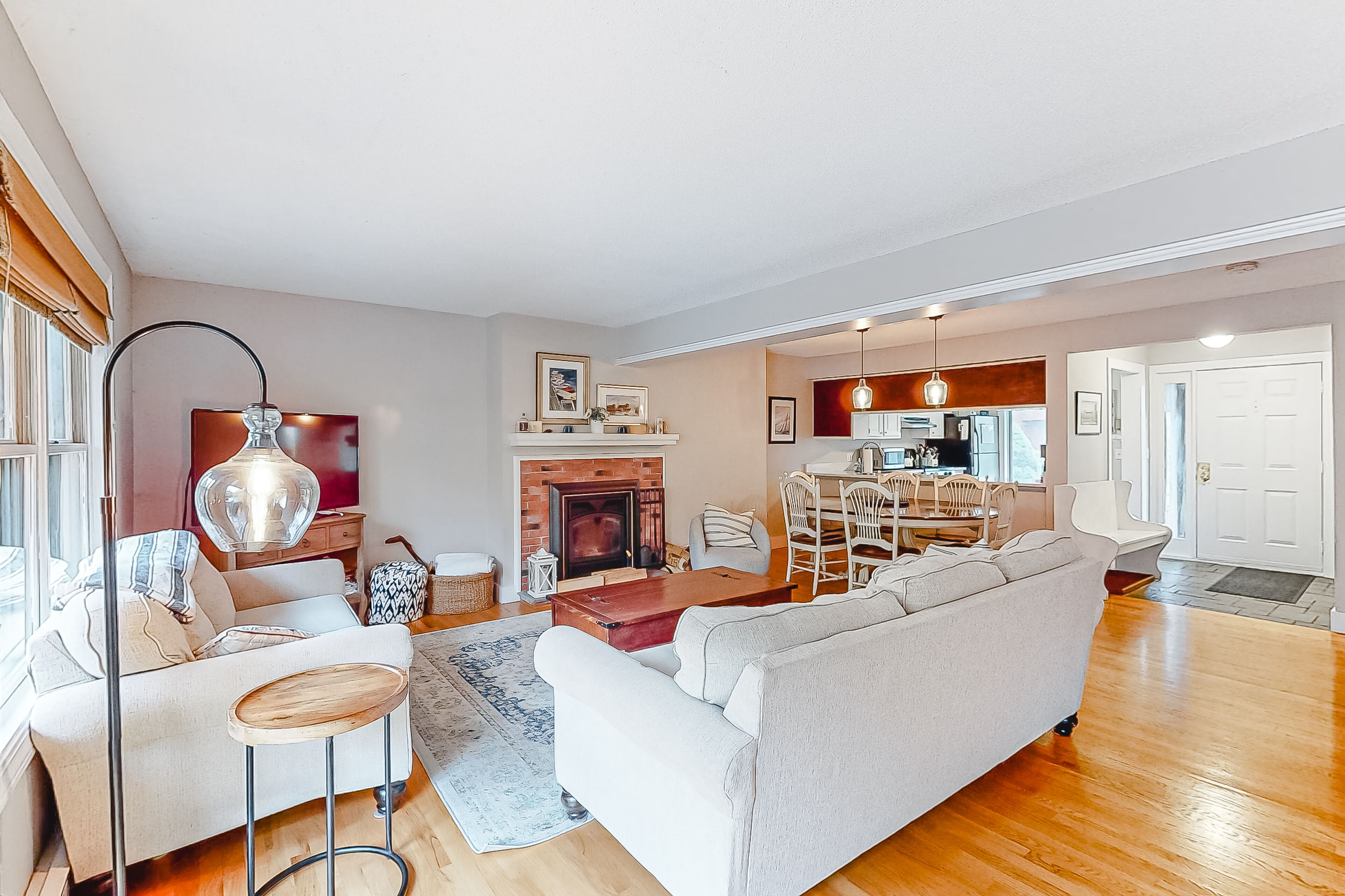 Saltbox townhome - mountain views, fireplace & washer/dryer - walk to Village in Quechee, United States