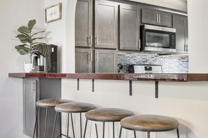 Full-size fridge, microwave, oven, stovetop