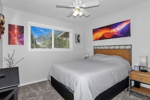 3 bedrooms, iron/ironing board, WiFi, bed sheets - Nestled between Downtown and Watson Lake. Kayaks available and pets welcome!  (Prescott)
