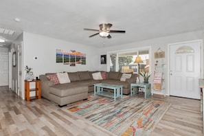 Smart TV, fireplace, table tennis, books - Nestled between Downtown and Watson Lake. Kayaks available and pets welcome!  (Prescott)