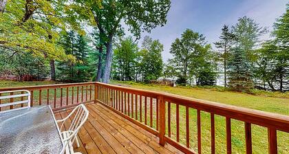 Dog-friendly, lakefront retreat with a deck, gas grill, & washer/dryer