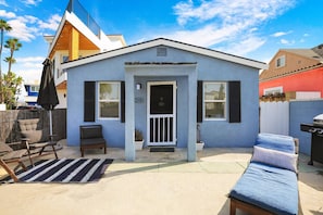 Terrace/patio - Quaint, Charming, Great Value @ The Beach, 2 Blocks to Sand, BBQ, Pets, Patio in Newport (Newport Beach)