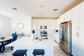 Een koelkast, een magnetron, een oven, een kookplaat