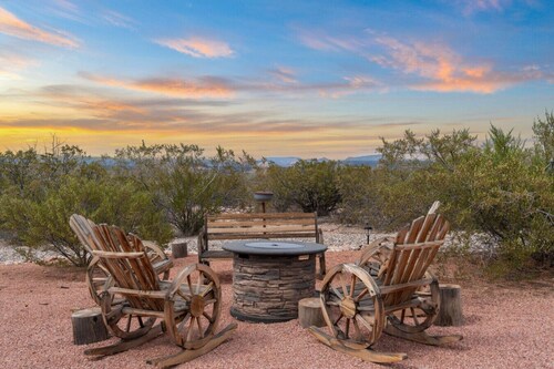 Rustic Wagon Getaway with Hot Tub/Stargazing/Views