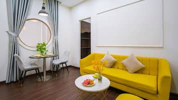 Estúdio, 2 camas Queen, cozinha americana | Sala de estar | Smart TV 42 polegadas com canais digitais, TV