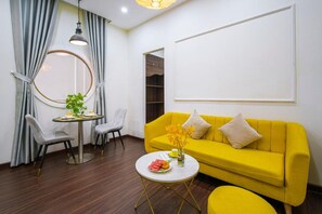 Studio - 2 queensize-sängar - pentry | Vardagsrum | 42-tums smart-tv med digitalkanaler och tv