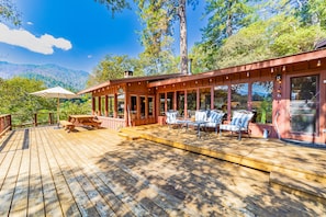 Outdoor dining - Serene cabin with large deck, woodstoves & trail to river beach - dog-friendly (Salyer)
