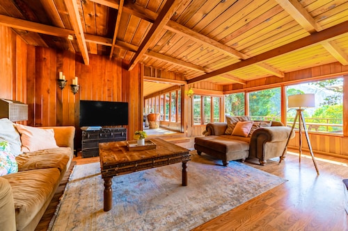 Serene cabin with large deck, woodstoves & trail to river beach - dog-friendly