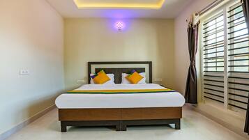 Deluxe Room | Desk, iron/ironing board