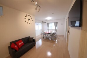 Casa básica, 3 habitaciones, para no fumadores | Área de sala de estar | Televisión de 20 pulgadas con canales por cable